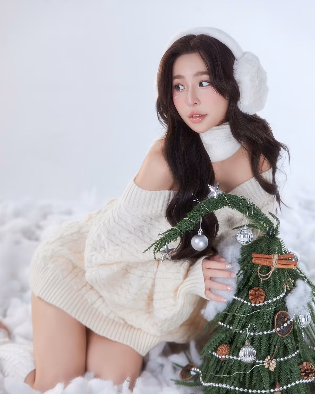 Đặc biệt, sở hữu chiều cao và vóc dáng chuẩn, Tammy Phạm dễ dàng mặc đẹp với bất kỳ trang phục nào. Những bộ đồ cô chọn luôn toát lên sự quyến rũ mà không kém phần tinh tế, thu hút mọi ánh nhìn mỗi lần xuất hiện.