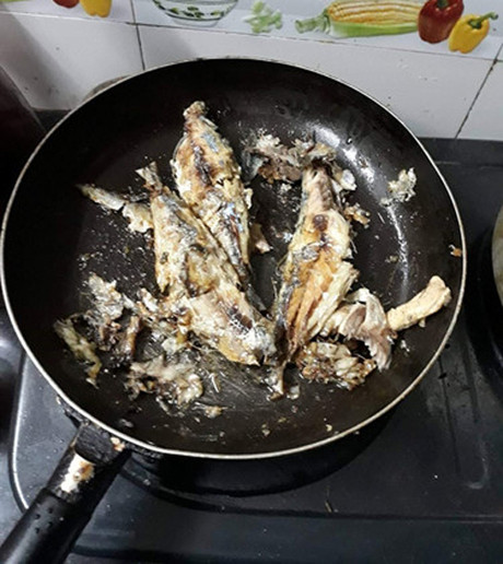 Cũng theo nhiều netizen, do chảo không chống dính và kỹ năng rán chưa chuyên nghiệp, chú cá của cô nàng rời hết thịt, dính lộn xộn trong chảo.