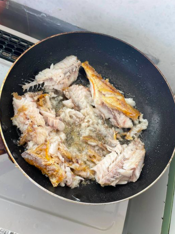 Điển hình như mới đây, một cô nàng có màn rán cá không được đẹp mắt cho lắm, chẳng biết đùa hay thật mà vẫn đăng đàn hỏi “Chiên cá như thế này, có thể đi lấy chồng được không ạ?”.