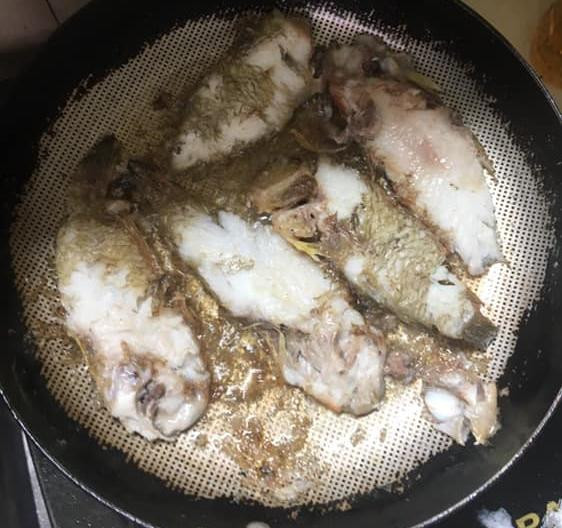 Chỉ vì chiếc chảo mà cô gái trở thành thảm họa rán cá.