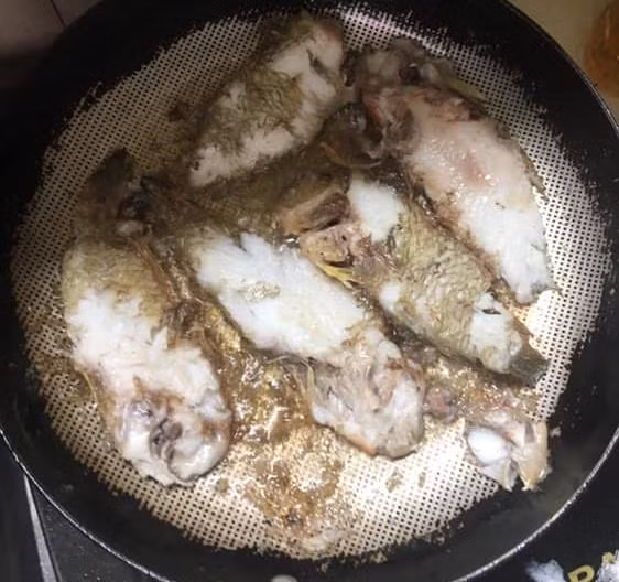 Chỉ vì chiếc chảo mà cô gái trở thành thảm họa rán cá.