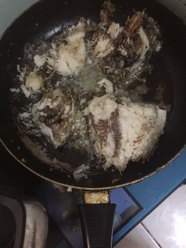 Đang đói mà nhìn thảm họa cá rán nát là hết muốn ăn. Lỡ xui mà trúng hôm về ra mắt mẹ chồng thì coi như mất điểm không nhỏ của những nàng.