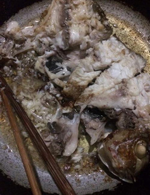 Bên cạnh việc phân tích tại sao cô gái lại có màn rán cá thảm họa, netizen còn để lại những bình luận nhận xét về khả năng làm bếp của cô gái với đại ý như: "Nhìn là biết khả năng làm bếp có hạn, còn chuyện lấy chồng thì hên xui lắm".