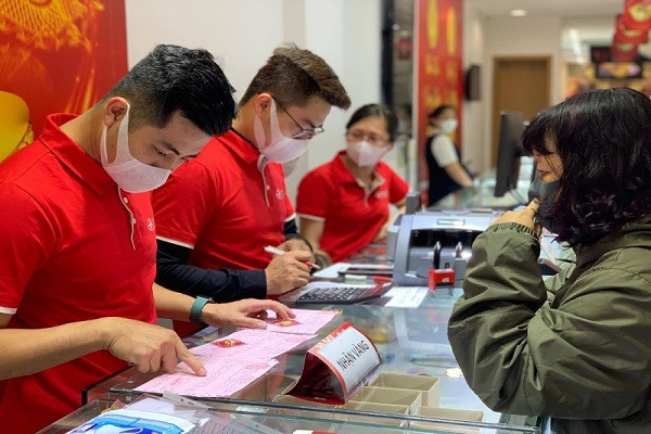 Gia vang hom nay 11/7: Dua nhau chot loi, vang giam nhe