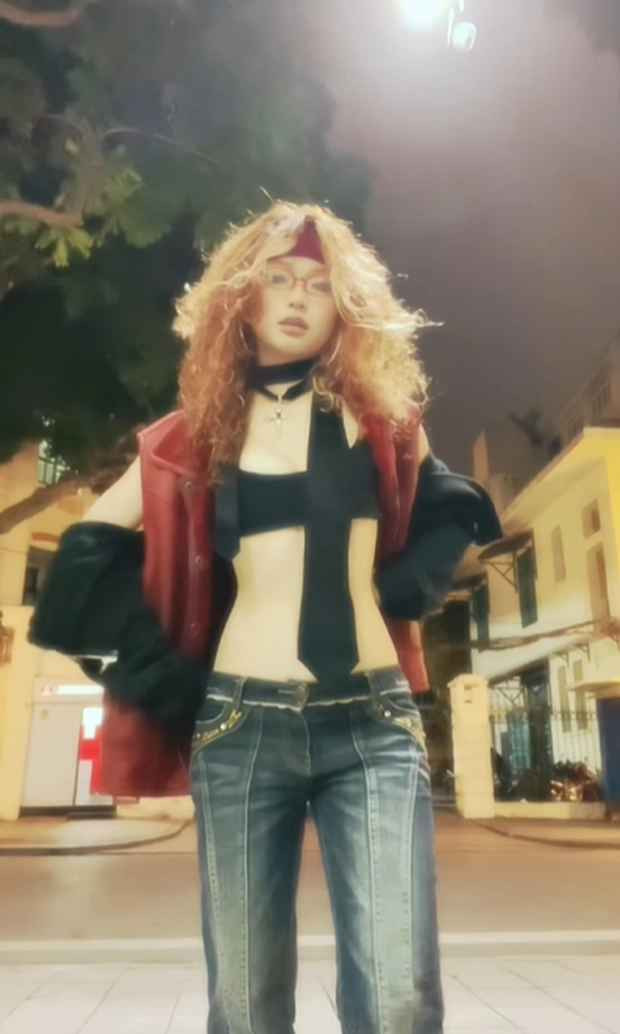 Đáng chú ý trong mỗi đoạn clip, cư dân mạng đều rủ nhau xin “in tư” của Hoa Xù bởi visual của cô nàng cực ấn tượng.