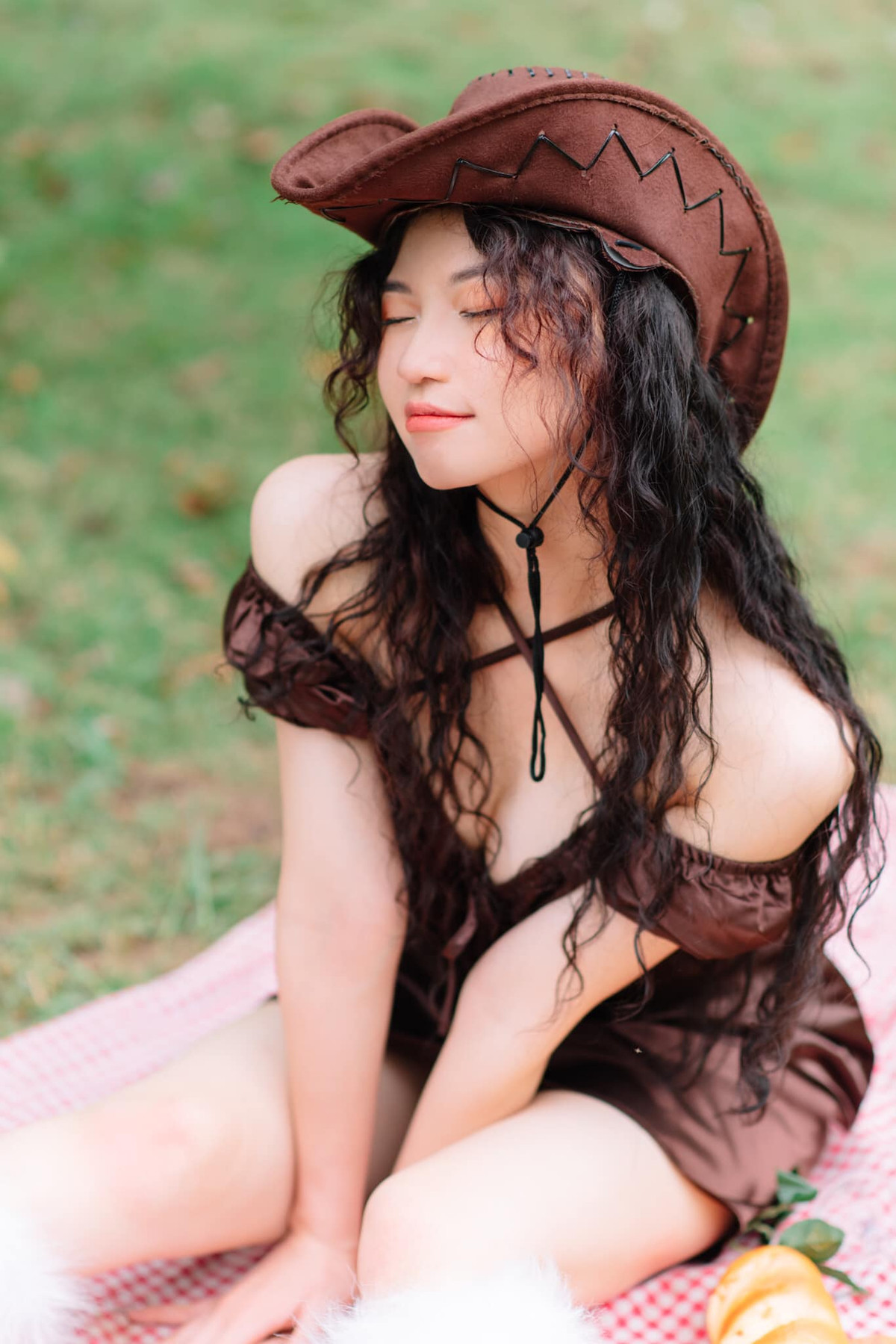 Do đó ngoài ngắm Hoa Xù nhảy, nhiều bạn còn liên tục hỏi thông tin về những trang phục mà cô nàng diện vì quá ấn tượng, hút mắt.