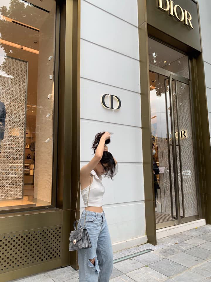 Hoa Xù cũng sở hữu body vạn người mê với chân dài, eo thon cực nóng bỏng