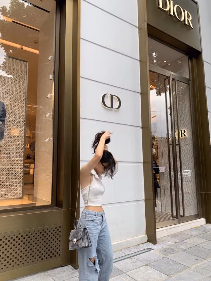 Hoa Xù cũng sở hữu body vạn người mê với chân dài, eo thon cực nóng bỏng