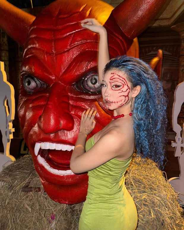 Trên TikTok, cô nàng cũng thường xuyên đăng những clip nhảy ngoài đường phố cùng bạn bè và đều được thả tim rần rần.