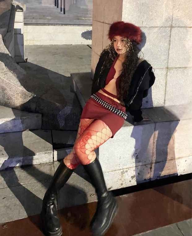 Cô bạn sở hữu mái tóc xù hippie siêu cool ngầu, luôn diện đồ theo style Y2K, khoe trọn những điểm mạnh hình thể.