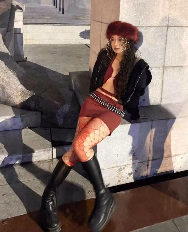 Cô bạn sở hữu mái tóc xù hippie siêu cool ngầu, luôn diện đồ theo style Y2K, khoe trọn những điểm mạnh hình thể.