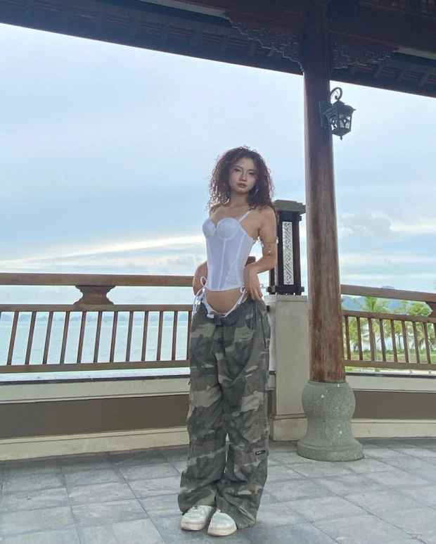 Ngoài sự uyển chuyển, dẻo dai hay khi thì dứt khoát, năng động trong phong cách nhảy, Hoa Xù còn được khen bởi nhan sắc cực quyến rũ.