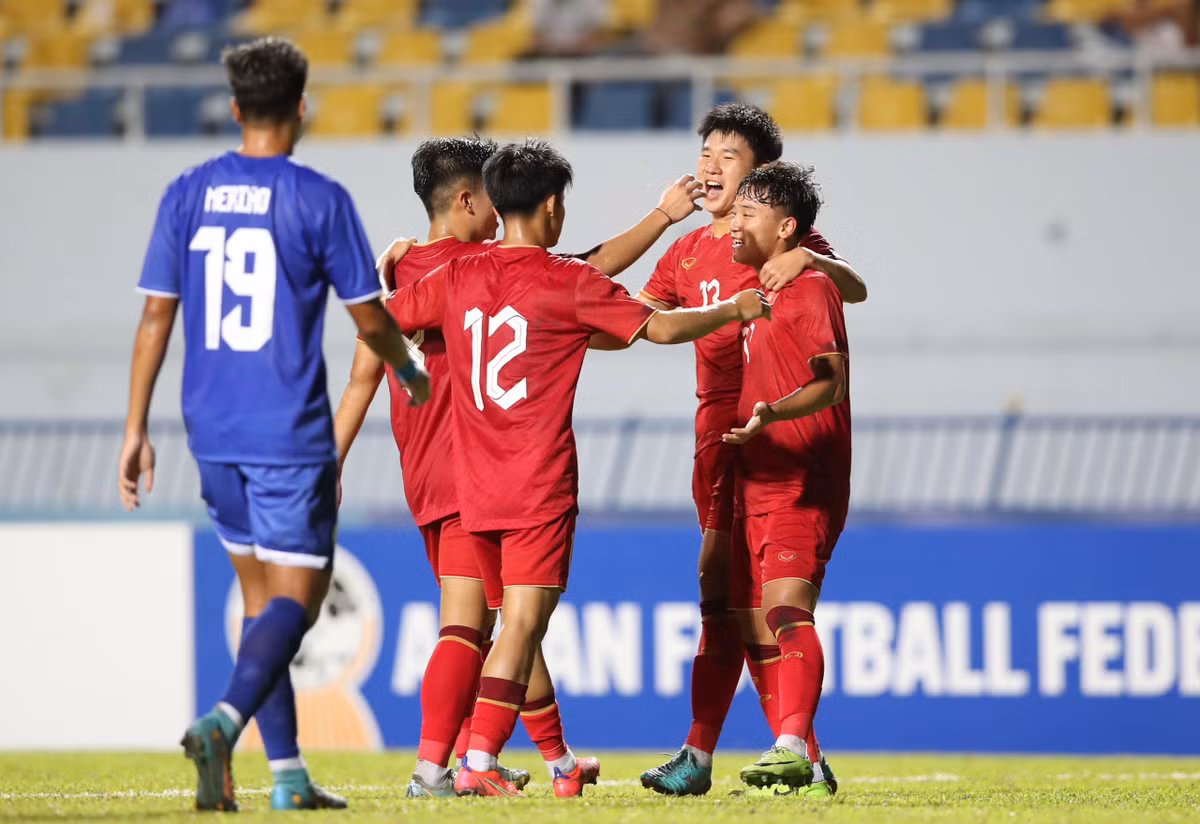 Thang nhe Philippines, U23 Viet Nam co mat tai ban ket U23 DNA-Hinh-6
