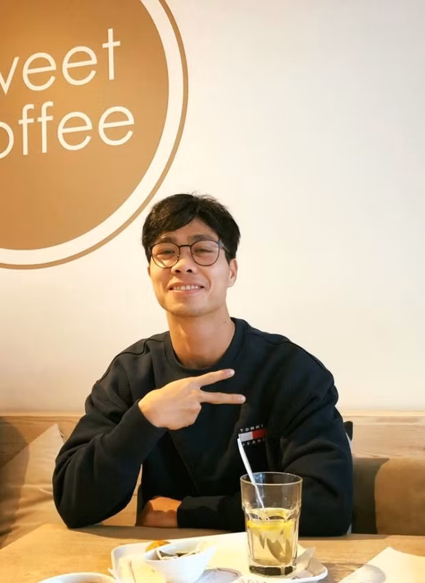 Trong giới cầu thủ Việt Nam, Công Phượng khá kín tiếng nhưng lại được mệnh danh là doanh nhân có nhiều hoạt động kinh doanh hàng đầu trong làng bóng đá. Ngoài chuỗi quán cà phê từ Gia Lai đến Hà Nội mang tên CP10, chàng tiền đạo của đội tuyển Việt Nam còn là đồng sở hữu một nhà hàng ở vị trí đắc địa tại sân bay Tân Sơn Nhất cùng cầu thủ Đông Triều.