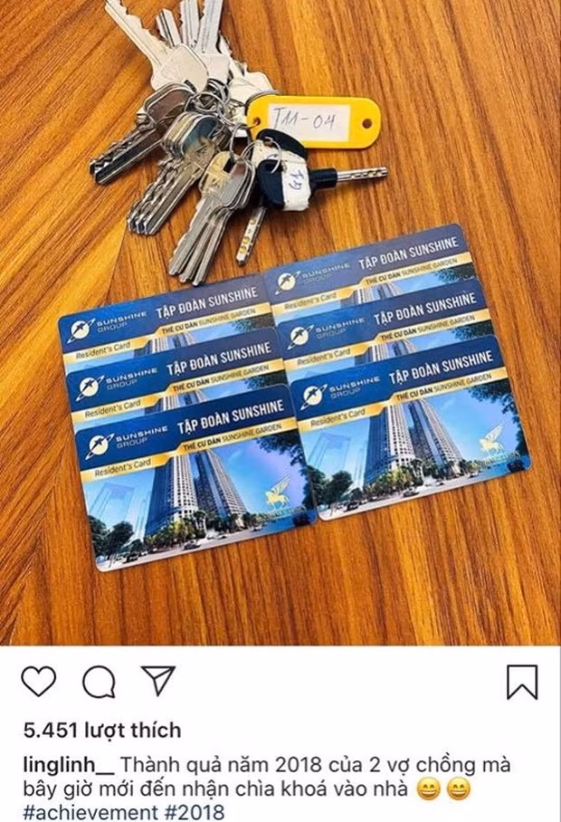 Vẫn chưa hết, hồi tháng 5/2020, Khánh Linh còn tiết lộ rằng thành quả kiếm tiền của 2 vợ chồng trong năm 2018 đã giúp cặp đôi tậu một căn hộ ở khu chung cư đắt đỏ tại Hà Nội.