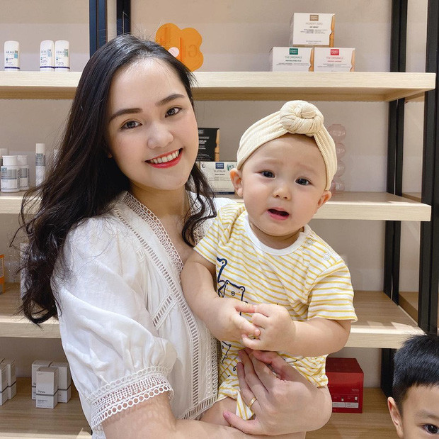 Hiện tại trong khi Duy Mạnh tập trung đá bóng thì bà xã dồn sức trong công việc kinh doanh và có một cửa hàng ngay mặt phố Nguyễn Thái Học.