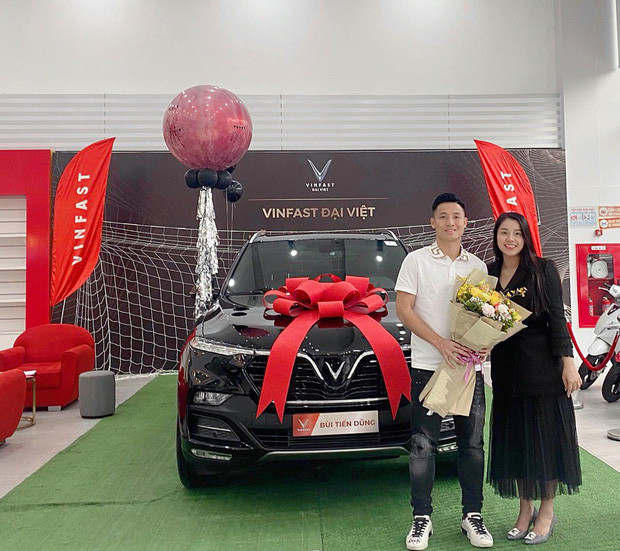 Ngoài ra, Tư Dũng còn có 1 quán cà phê ở Hà Nội, bà xã sở hữu chuỗi cửa hàng đồ uống ở nhiều tỉnh thành và 2 vợ chồng cùng mở siêu thị mang tên con gái ở Bắc Ninh - quê nhà Khánh Linh.