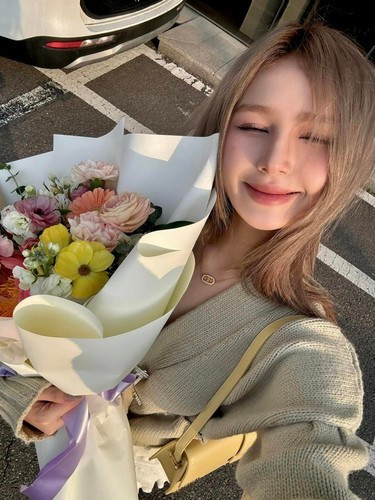 Giống như nhiều fan girl khác, Xoài Non cũng lộ rõ biểu cảm thích thú, “mê đắm” trước sắc vóc cuốn hút của Gil Lê.