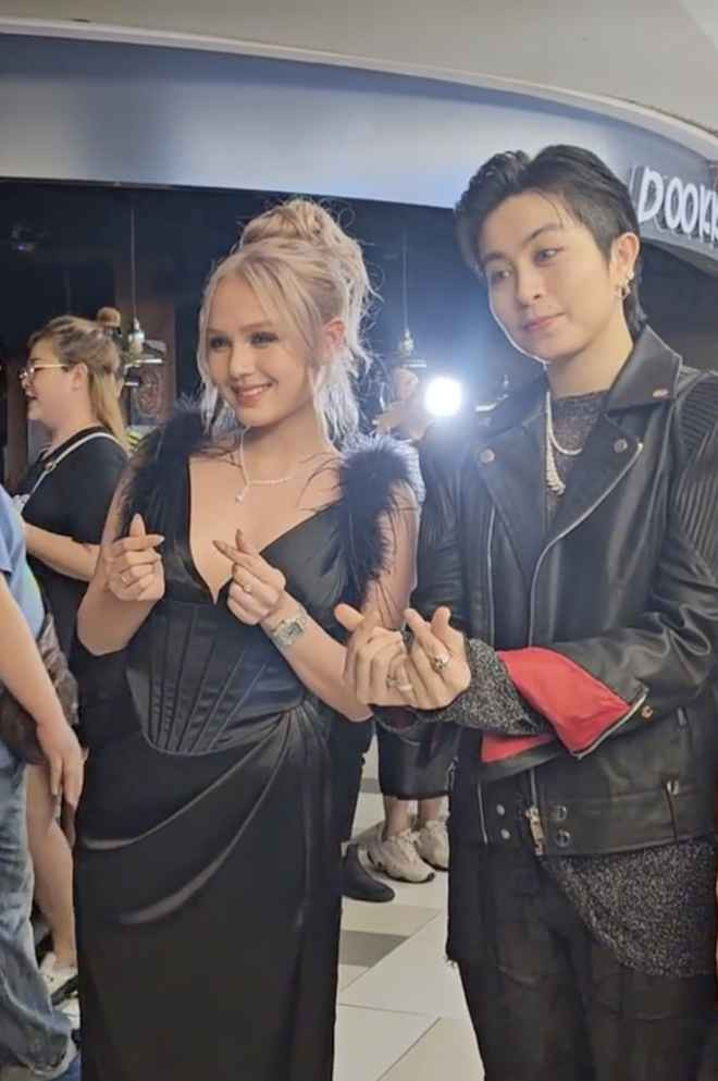 Không ít người nhận thấy dù Xoài Non và Gil Lê trước đây ít tương tác song khi xuất hiện chung lại có nhiều điểm chung. Nàng hot girl 2K khi đứng cạnh “idol” của mình dù rất vui vẻ nhưng vẫn còn chút gì đó ngượng ngùng, bẽn lẽn.