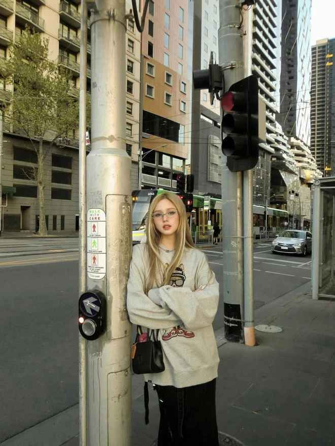 Ngoài ra, ánh mắt nhìn ai cũng “tình bể bình” của Gil Lê khiến người hâm mộ “đổ rạp”, bày tỏ sự ghen tị với Xoài Non.