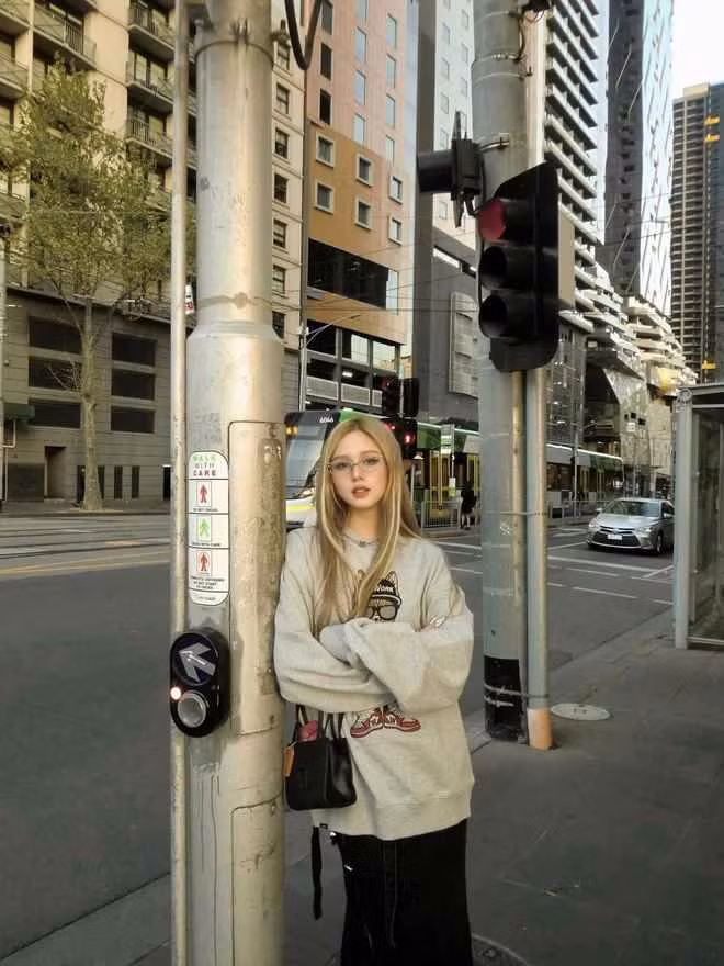 Ngoài ra, ánh mắt nhìn ai cũng “tình bể bình” của Gil Lê khiến người hâm mộ “đổ rạp”, bày tỏ sự ghen tị với Xoài Non.