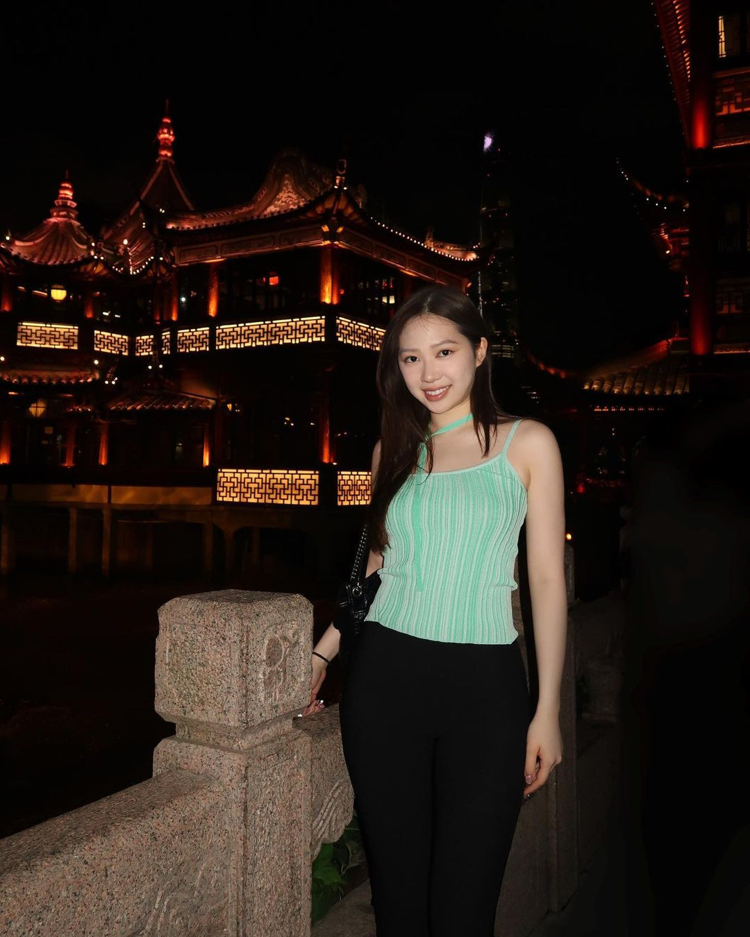 Tuy vậy, ái nữ nhà nam diễn viên "Diệp Vấn" vẫn thu hút lượng người theo dõi đông đảo trên mạng xã hội nhờ nhan sắc và chiều cao khủng lên đến 1m80.