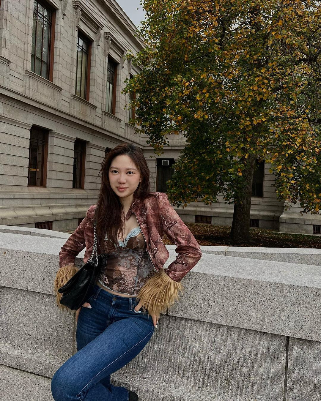 Chiều cao lên đến 1m8 cùng đôi chân dài 1,1m của Chân Tế Như cũng giúp cô thu hút hơn. Người hâm mộ bình luận cho rằng người đẹp thừa hưởng chiều cao vượt trội ở cả mẹ lẫn bố.