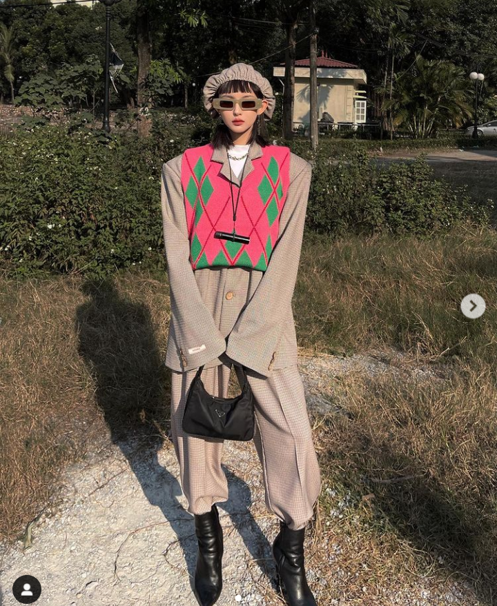 Trong tấm hình cũ của “chị mẹ” mà bạn gái tin đồn Decao tung ra, có thể dễ dàng nhận thấy một chiếc nhan sắc cực phẩm, chiều cao khá khủng và thần thái “ngầu” miễn chê.