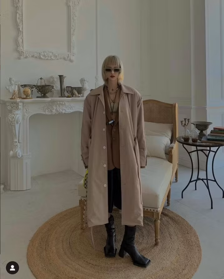 Ngay sau đó, các “thám tử mạng” đã truy lùng profile của "bạn gái tin đồn" Decao và phát hiện mẹ cô chủ shop hồi trẻ cũng thuộc team mỹ nhân.