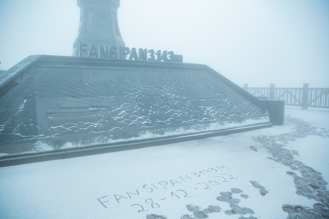 Chia sẻ với báo chí, anh C.Đ.V. vô cùng vui mừng khi được thấy tuyết rơi: “Đây là lần đầu tiên trong đời mình đón tuyết tại Việt Nam. Minh và mọi người rất thích thú khi được chiêm ngưỡng những bông tuyết rất lớn, trong khung cảnh hùng vĩ của đỉnh Fansipan. Dù tay lạnh cóng nhưng ai cũng hào hứng làm người tuyết cho riêng mình.”