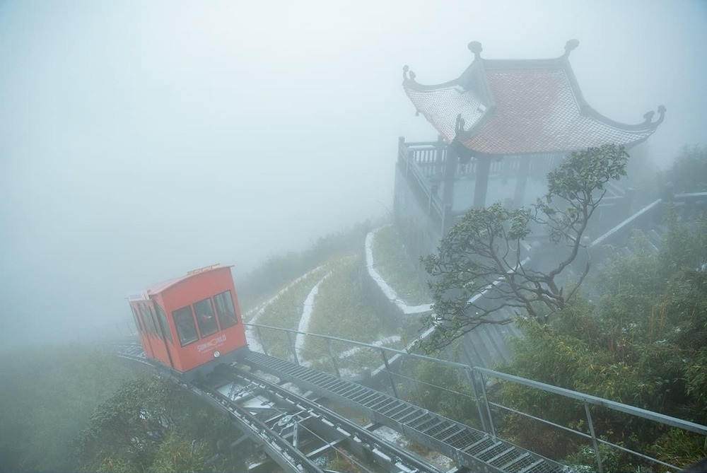 Thế nhưng nhiều bình luận cho rằng không nên khuyến khích cách ăn mặc như vậy vì nhiều khả năng ảnh hưởng xấu đến sức khỏe. Bên cạnh đó, không thiếu kiểu trang phục vừa đẹp, vừa ấm áp để phục vụ cho việc “sống ảo”.