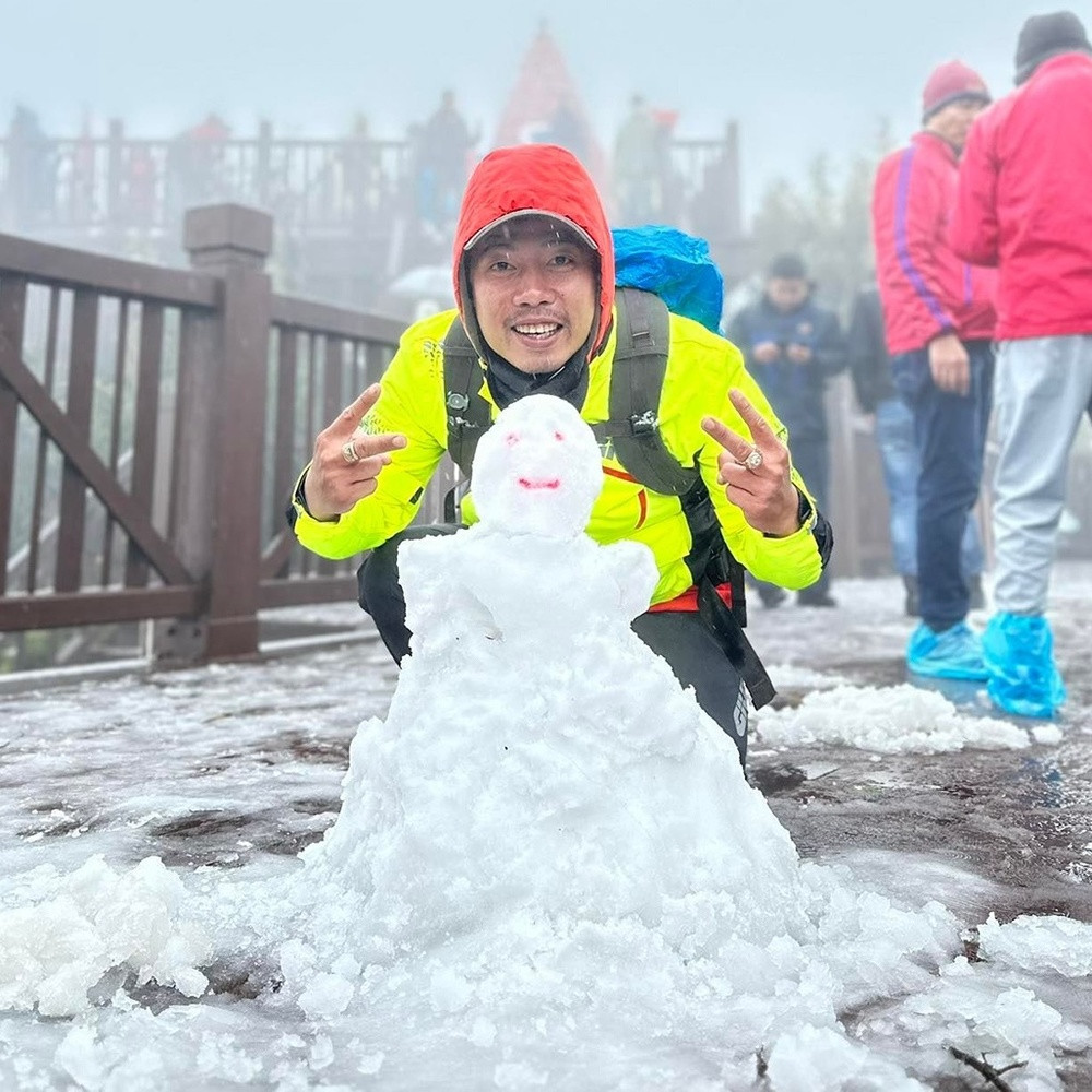 Vô vàn những bức ảnh check in với tuyết tại Sapa được netizen chia sẻ lên mạng xã hội.