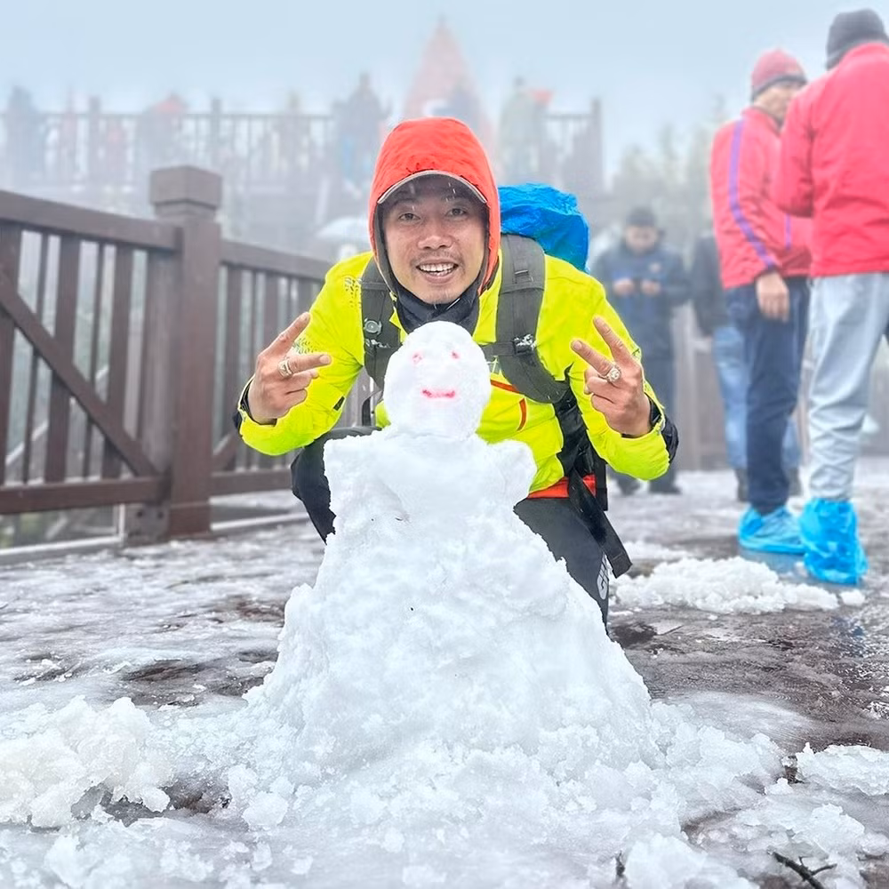 Vô vàn những bức ảnh check in với tuyết tại Sapa được netizen chia sẻ lên mạng xã hội.