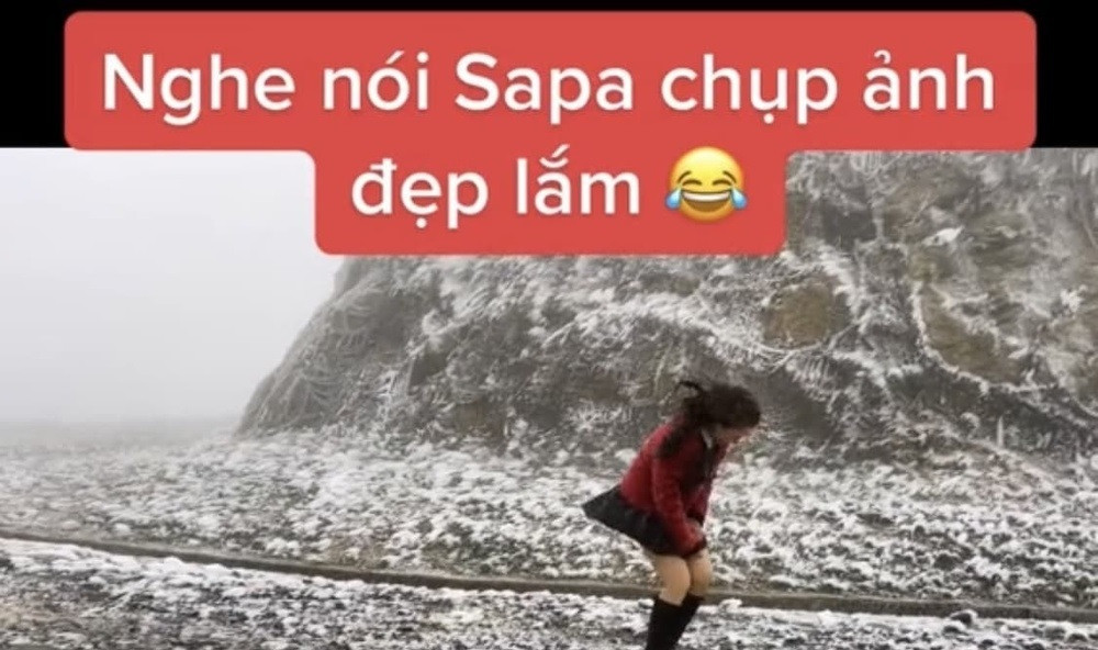 Chưa kể trong clip cũng thấy rõ từng cơn gió lớn thổi khiến cô gái chẳng những phải đón nhận cái rét thấu xương mà còn đi cũng không vững.