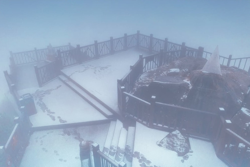 Theo ghi nhận, trong 2 ngày 28 và 29/12, tại một số nơi ở Lào Cai, đặc biệt là khu vực đỉnh núi Fansipan đã xuất hiện tuyết rơi khá dày.