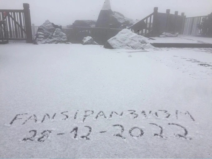 Không riêng gì cô gái trên đây mà rất đông du khách đã có mặt để ghi lại những khoảnh khắc tuyết trắng đẹp nhất.