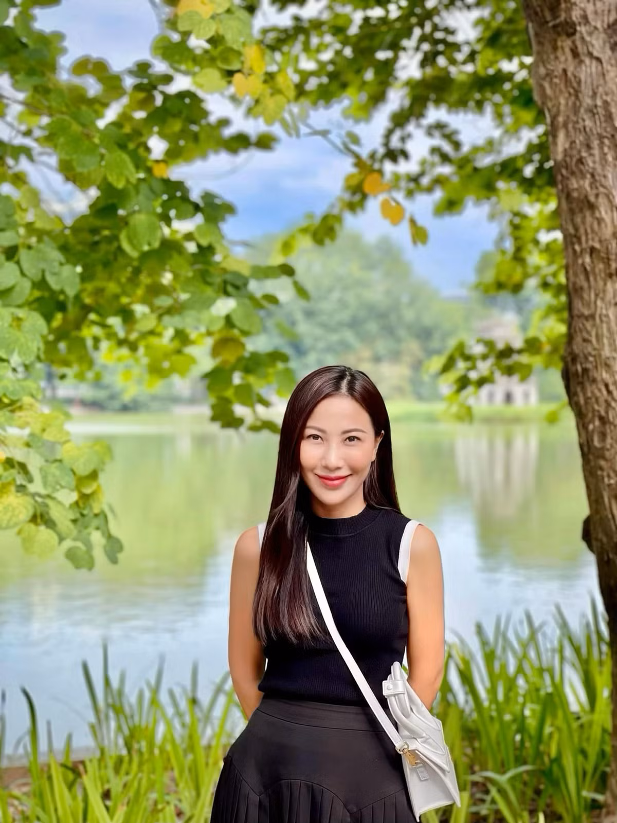 Nguyễn Quỳnh Hoa sinh năm 1992, từng là một trong những gương mặt quen thuộc của các bản tin thời tiết trên VTV.