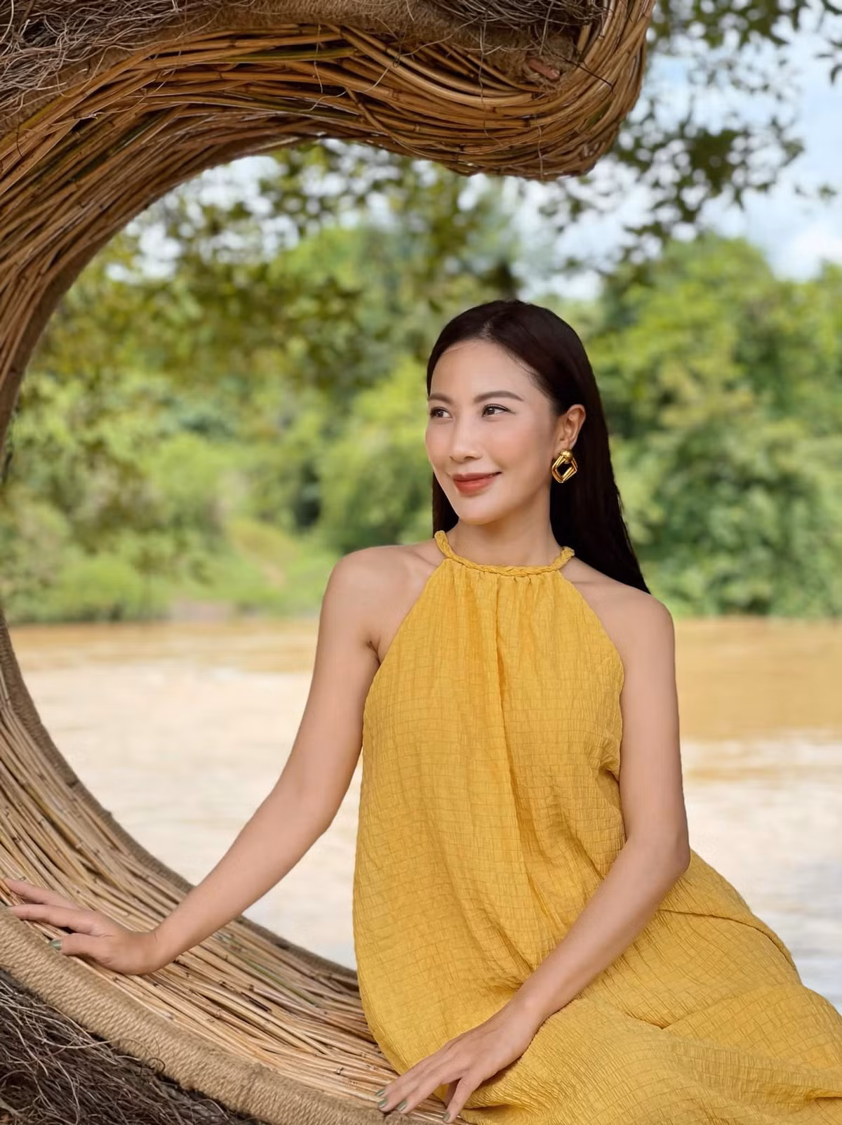 Bài đăng xuất hiện vài phút, Quỳnh Hoa nhận ra lỗi và đã chỉnh sửa lại từ ngữ cho đúng mực song vẫn bị cư dân mạng chỉ trích. Cũng có ý kiến bênh vực cho rằng, nữ BTV chỉ vô tình chứ không có ý xấu.