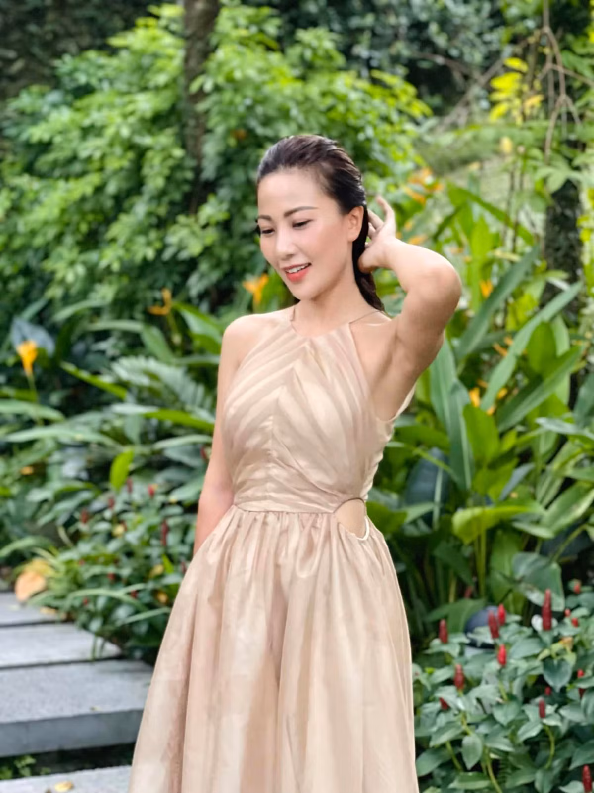 Quỳnh Hoa bắt đầu dẫn bản tin thời tiết từ tháng 5/2014. Tháng 1/2021, cô nàng đã ngừng dẫn thời tiết trên VTV và chuyển sang một vai trò mới đó là người dẫn chương trình chính của bản tin Chào Buổi Sáng.