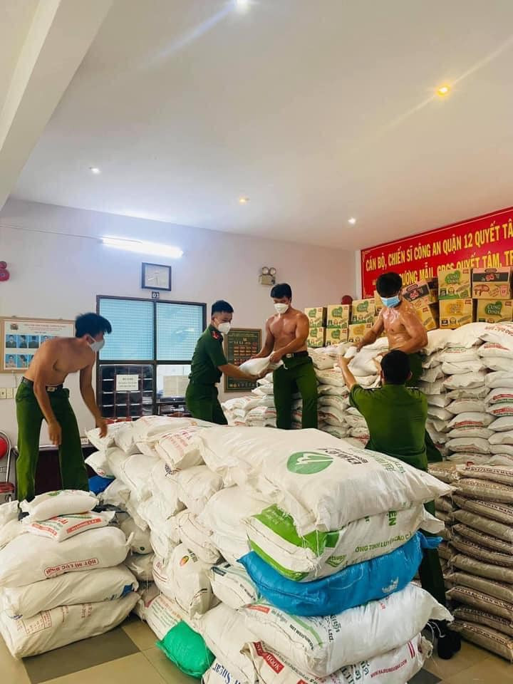 xem loạt ảnh, có người còn đùa rằng, cũng cần cảm ơn cả những người đã chụp lại hình ảnh này, để dân mạng có thể chiêm ngưỡng body rắn rỏi, "cực phẩm" của các chiến sĩ công an.