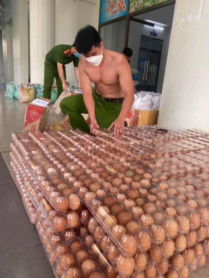 Ngoài việc rèn luyện tư chất, đạo đức, ý chí cách mạng đanh thép, các chiến sĩ bộ đội, công an đồng thời phải liên tục học võ, tập thể dục thể thao, đảm bảo cho họ có nền thể lực tốt và phản ứng nhanh nhạy với tình huống chiến đấu.