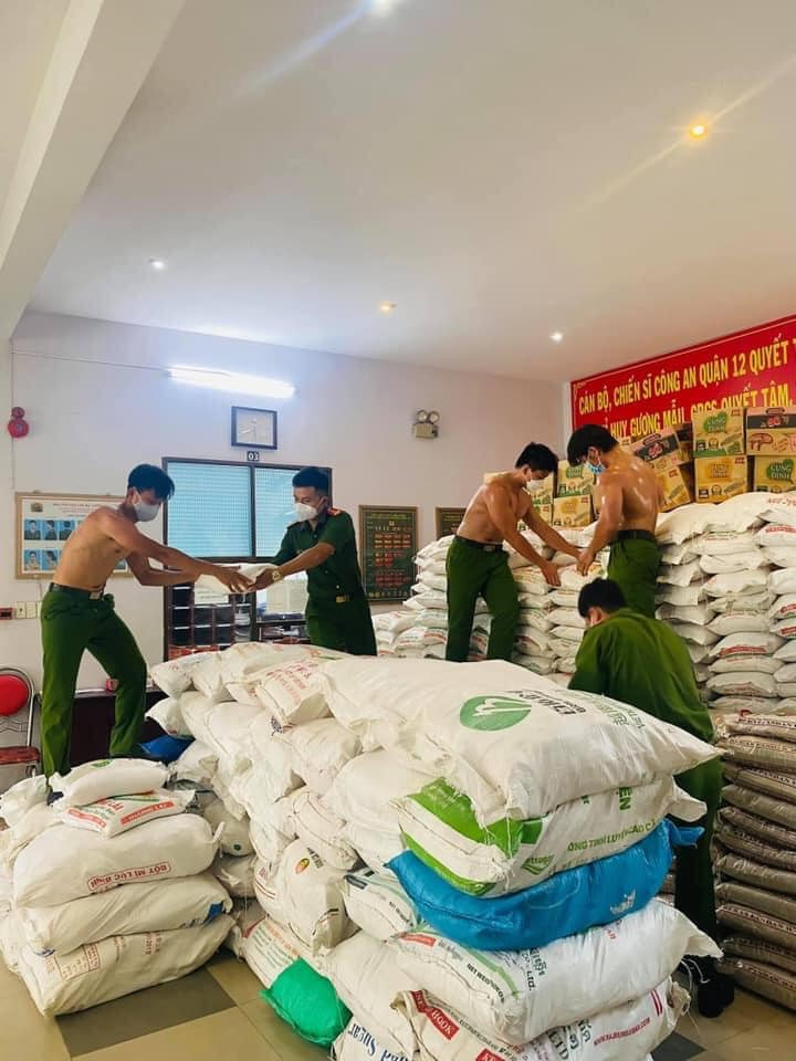 Đó là những khoảnh khắc vì nhân dân rất đáng trân trọng của các chiến sĩ công an khi ngoài việc bảo vệ an ninh nhưng khi đất nước cần họ vẫn 1 lòng dốc sức phục vụ.