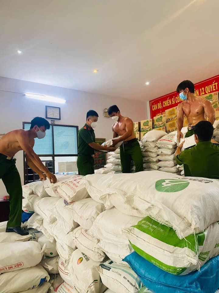 Có những chiến sĩ chịu trách nhiệm khuân vác, vận chuyển từ xe những bao gạo, mì, trứng... vào điểm tập kết đã để mình trần, có lẽ để tiện làm nhiệm vụ.