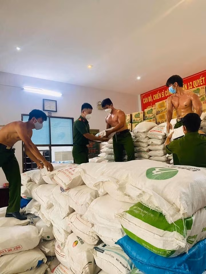 Có những chiến sĩ chịu trách nhiệm khuân vác, vận chuyển từ xe những bao gạo, mì, trứng... vào điểm tập kết đã để mình trần, có lẽ để tiện làm nhiệm vụ.