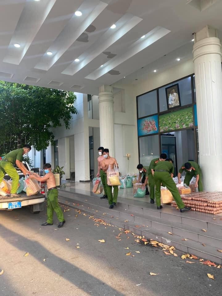 Nhìn vào cơ thể rắn rỏi, cơ bắp cuồn cuộn của các chiến sĩ, có thể đoán được họ đã phải rèn luyện, giữ gìn sức khỏe như thế nào.