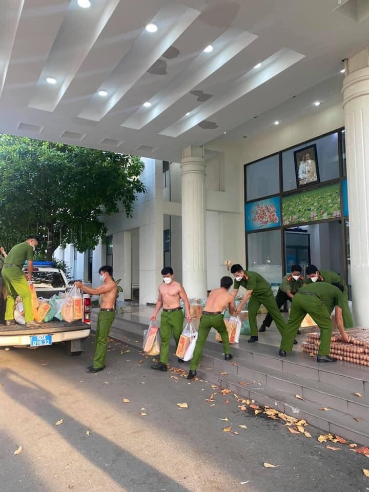 mới đây, dân mạng được một phen "thất điên bát đảo" khi hình ảnh các chiến sĩ công an cởi trần... bê gạo, xếp trứng cho nhân dân.