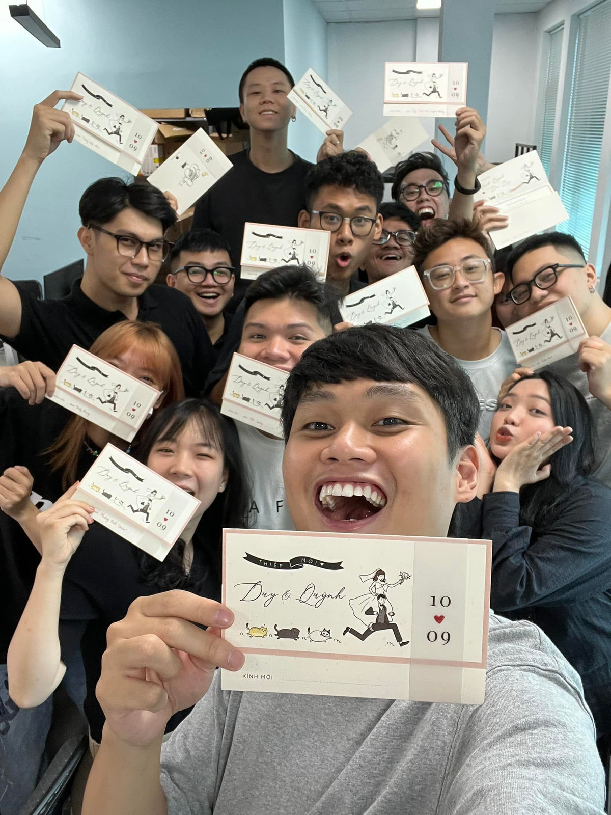 Bên cạnh là reviewer mảng công nghệ, Duy Thẩm cũng xây dựng được kênh TikTok mới đây cán mốc 1 triệu follower và kênh Youtube hơn 1 triệu subscribe.