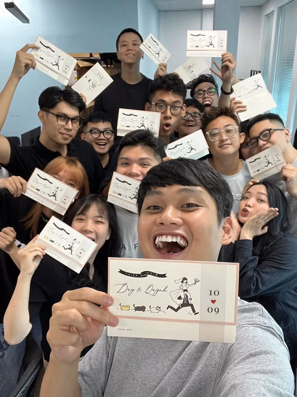 Bên cạnh là reviewer mảng công nghệ, Duy Thẩm cũng xây dựng được kênh TikTok mới đây cán mốc 1 triệu follower và kênh Youtube hơn 1 triệu subscribe.