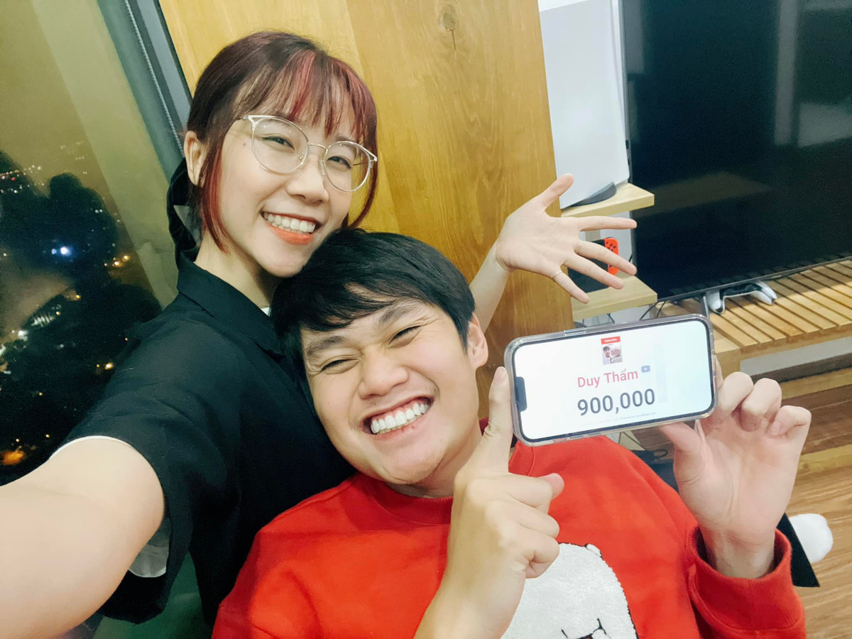 Trải qua nhiều năm yêu nhau, Duy Thẩm và "bạn Q" mới đây thông báo về chuyện về chung một nhà của mình.