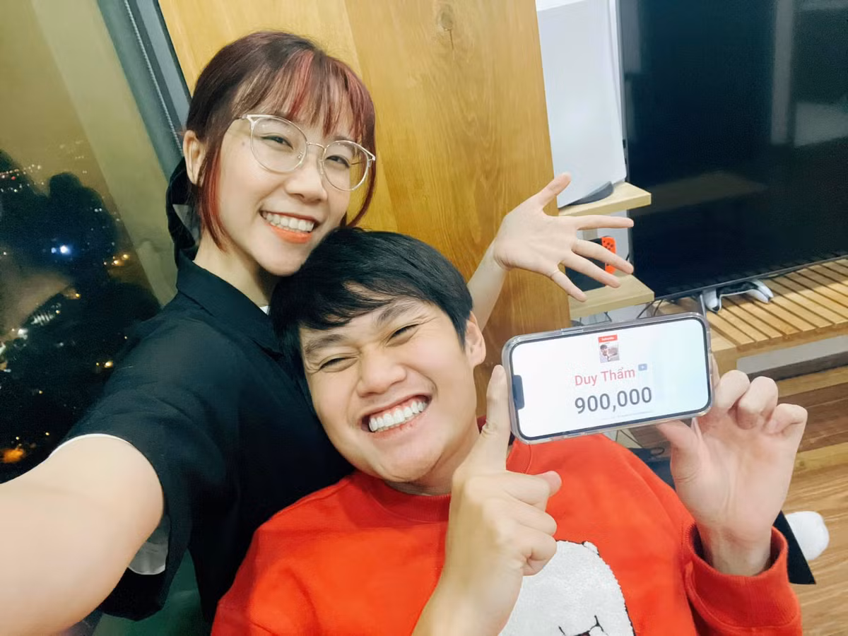 Trải qua nhiều năm yêu nhau, Duy Thẩm và "bạn Q" mới đây thông báo về chuyện về chung một nhà của mình.